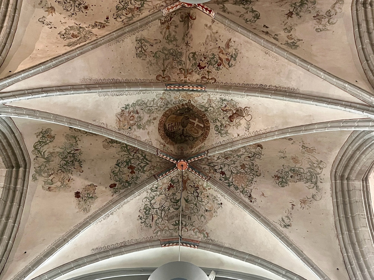 Beschilderd kerkgewelf met ribben en bloemmotieven