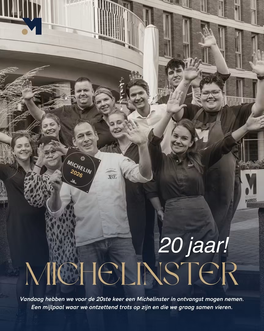 Jan Marrees en het team bij de Michelinplaquette voor 2026, op de aangeleverde jubileumfoto met de tekst ‘20 jaar! Michelinster’