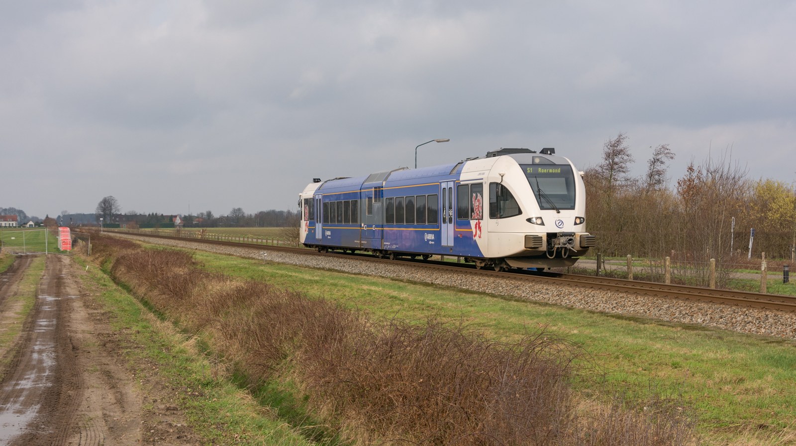 Een Arriva-trein naar Roermond bij Vortum-Mullem, januari 2018 (archieffoto).