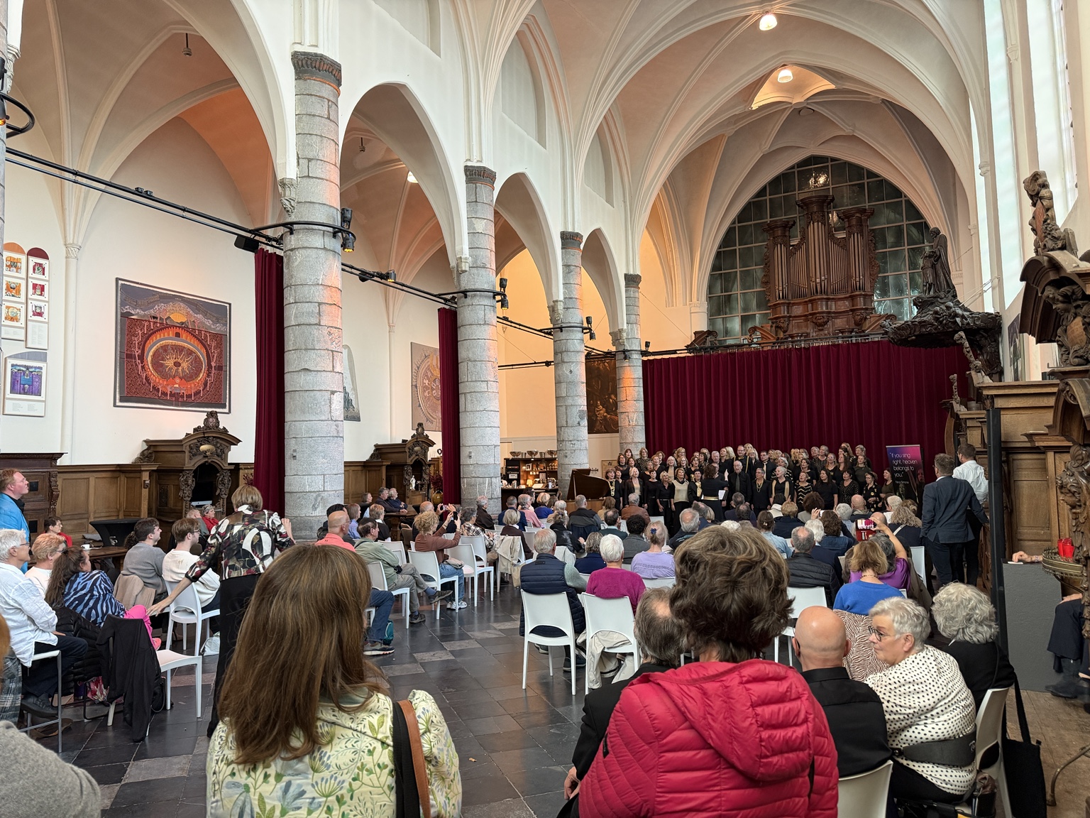 Publiek en koor in het monumentale interieur van de Paterskerk tijdens de Limburgse Koordag.