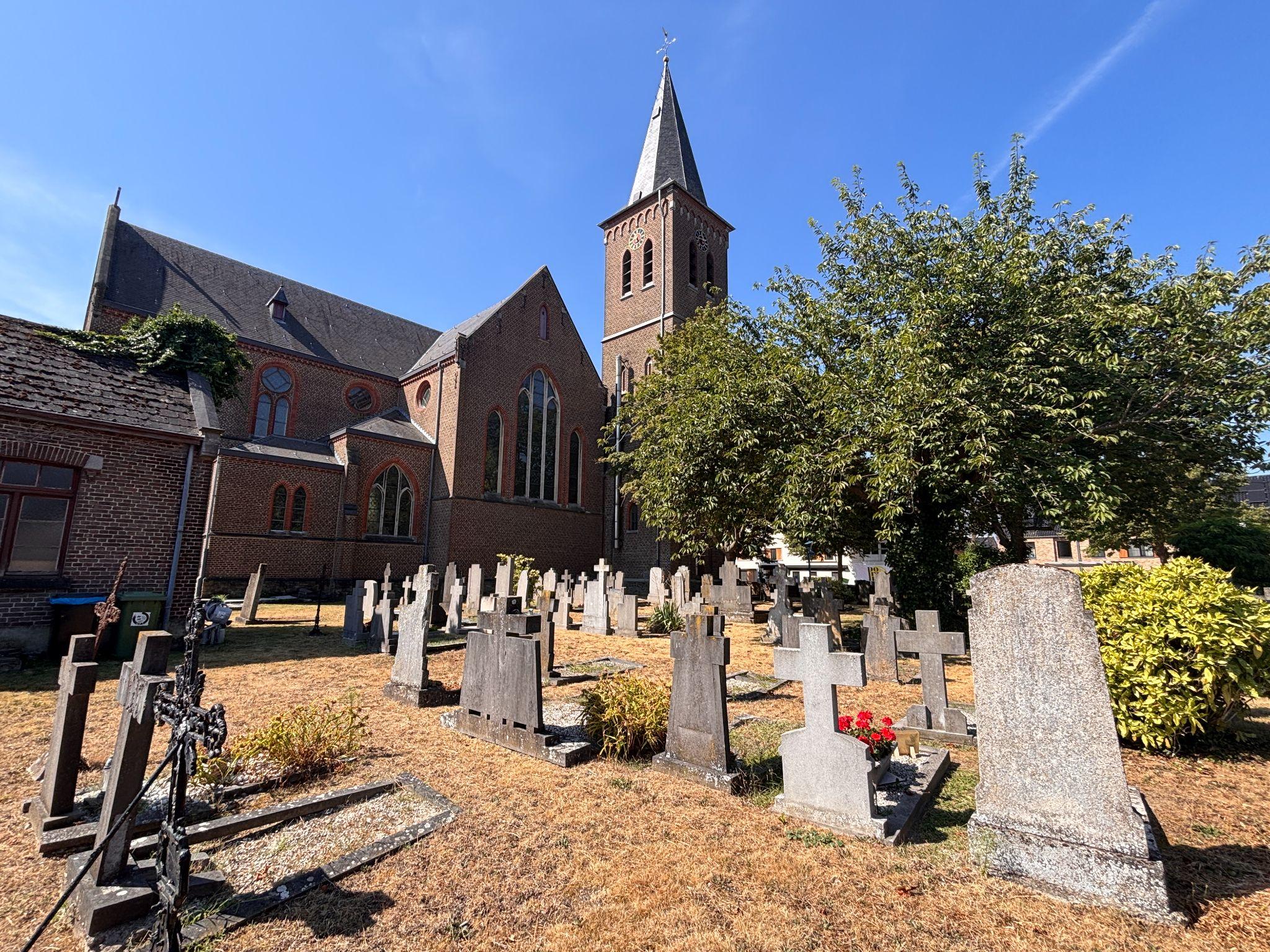 Het oude kerkhof naast de Sint-Servatiuskerk in Ophoven.