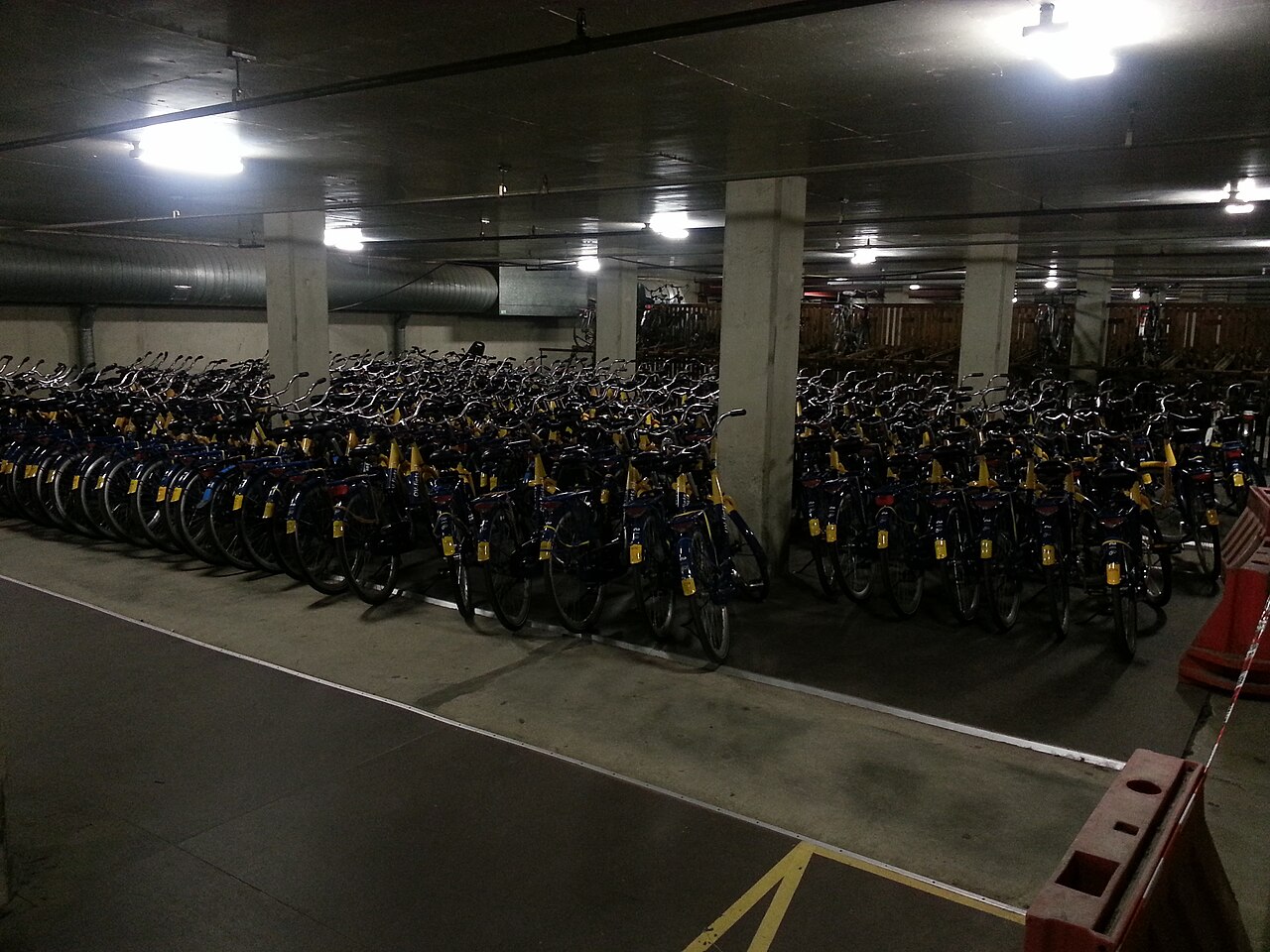 Rijen OV-fietsen in de fietsenstalling van station Den Haag Centraal.