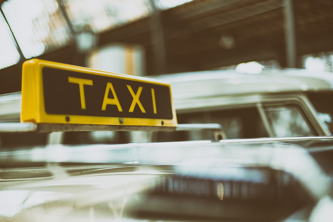 Taxibord op het dak van een auto, illustratief archiefbeeld.